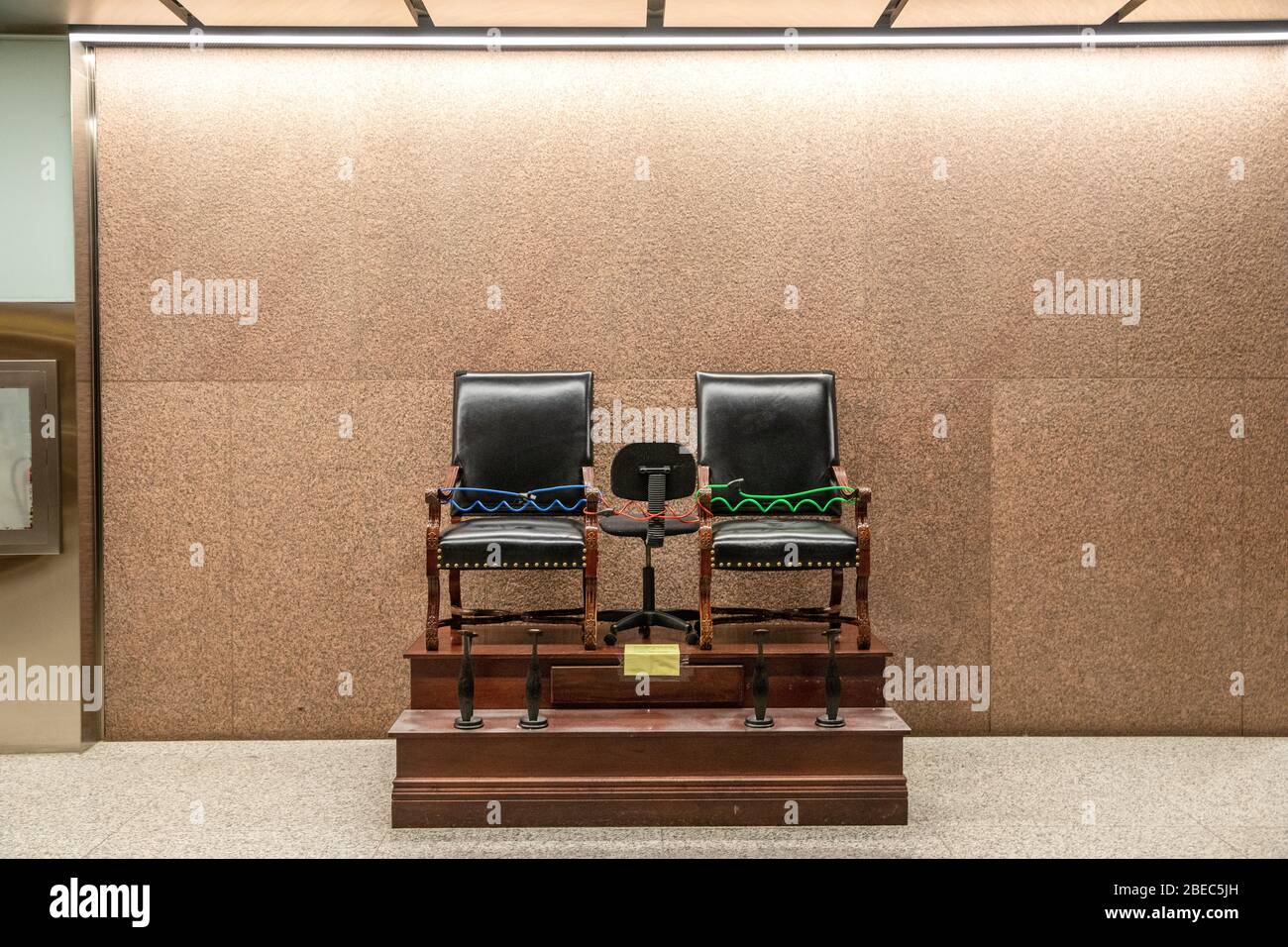 Un stand de cirage de chaussures est fermé au centre-ville de Toronto, Canada, le 17 mars 2020. Dans le contexte des mesures de sécurité visant à ralentir la propagation du virus COVID-19, la province d'Ontario a déclaré l'état d'urgence le 17 mars 2020. Les nouvelles réglementations limiteront largement les gens qui vont aux restaurants et fermera des bars, des salles de gymnastique, des églises, entre autres. Banque D'Images