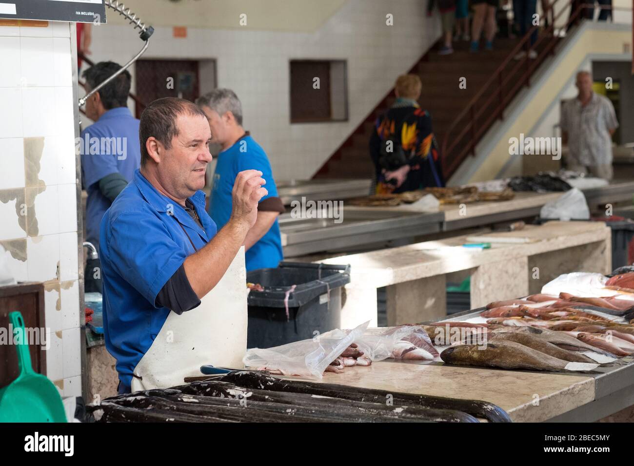 Un poissonnier sur le marché du poisson à Funchal, Madère Banque D'Images