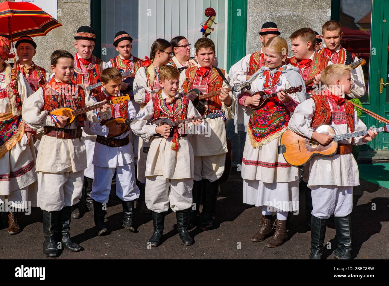 Des gens de la région avec des vêtements traditionnels qui produisent de la musique et de la danse croates à Zagreb, en Croatie Banque D'Images