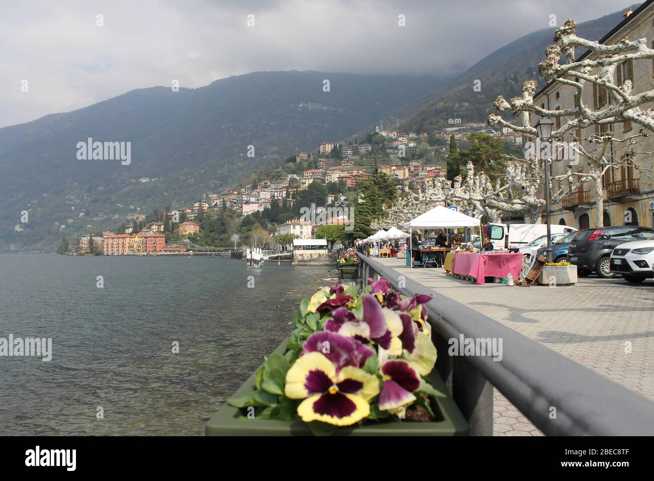 Lors d'une merveilleuse promenade le long du lac de Côme, vous pourrez profiter d'un panorama fantastique, comme celui de cette photo. Banque D'Images