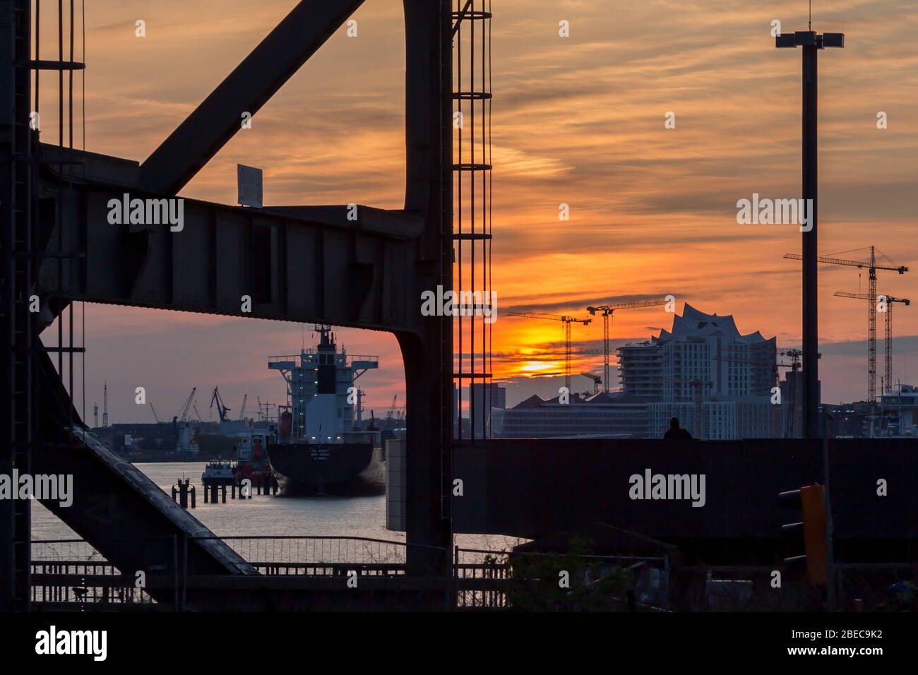 Coucher de soleil sur HafenCity à Hambourg, en Allemagne, avec la salle de concert Elbphilharmonie et Freihafenelbbrücke visible. Banque D'Images