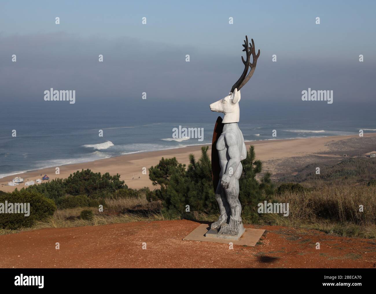 Veado, la statue a été créée par le sculpteur portugais Adália Alberto et donne sur Praia do Norte à Nazare, sur la côte atlantique du Portugal. Banque D'Images