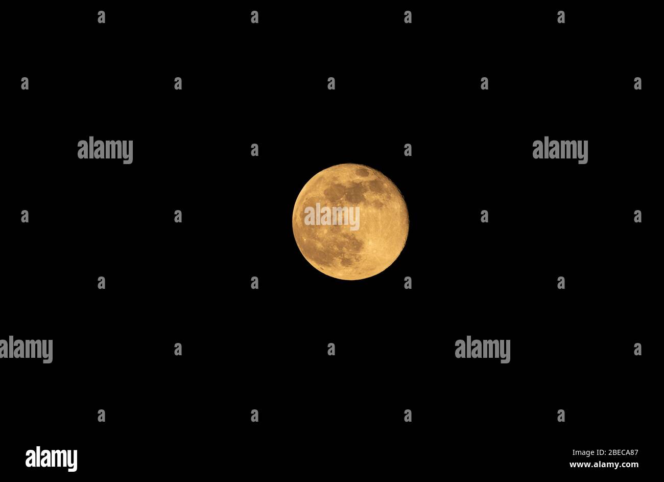 Lune super rose sur Cornwall Banque D'Images