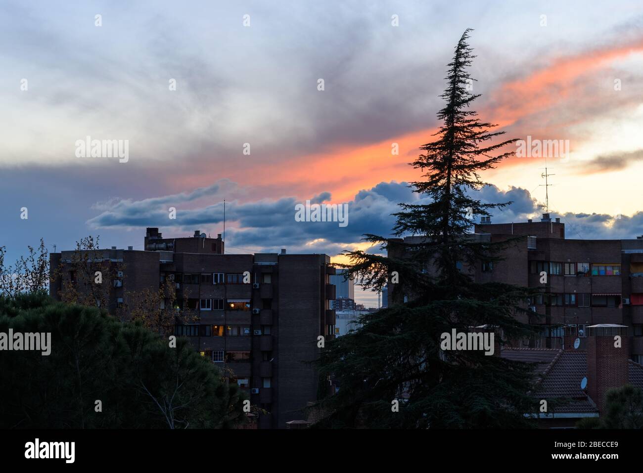 Coucher de soleil spectaculaire sur le paysage urbain. Concept de réchauffement climatique, silhouette Skyline Banque D'Images