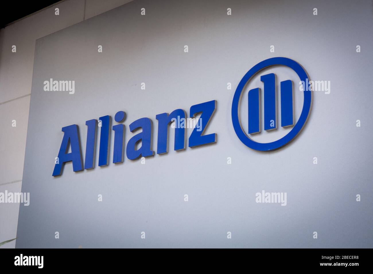 LONDRES- FÉVRIER 2019 : logo Allianz en dehors du bureau de la ville de Londres, une compagnie allemande de services financiers et d'assurance Banque D'Images