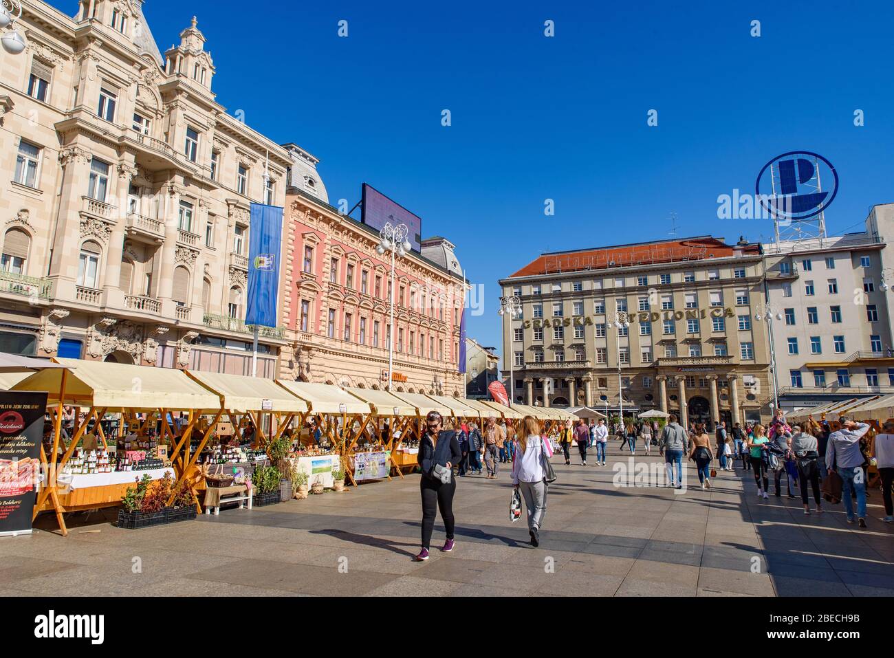 Le marché de la place Ban Jelačić, la place centrale de la ville de Zagreb, Croatie Banque D'Images