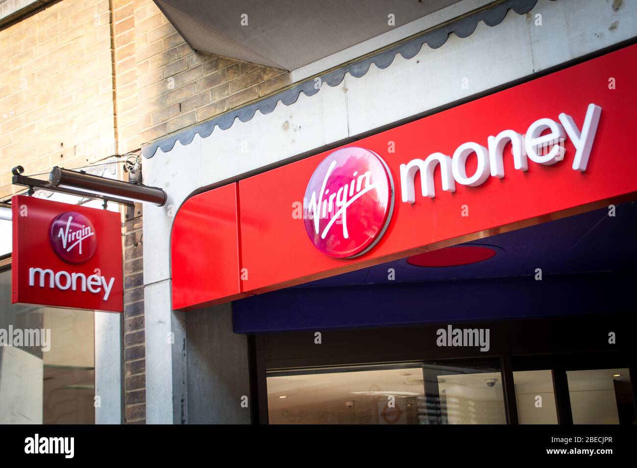 LONDRES- MARS 2019: Logo extérieur de la branche haute rue Virgin Money - une branche de services financiers du groupe Virgin Banque D'Images