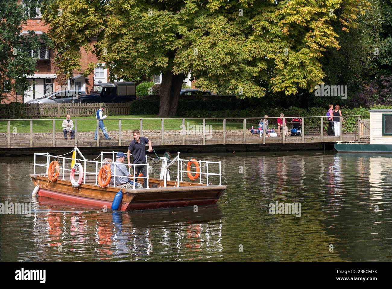 L'opérateur alimente manuellement le ferry de la chaîne Stratford-on-Avon qui traverse la rivière Avon. Banque D'Images