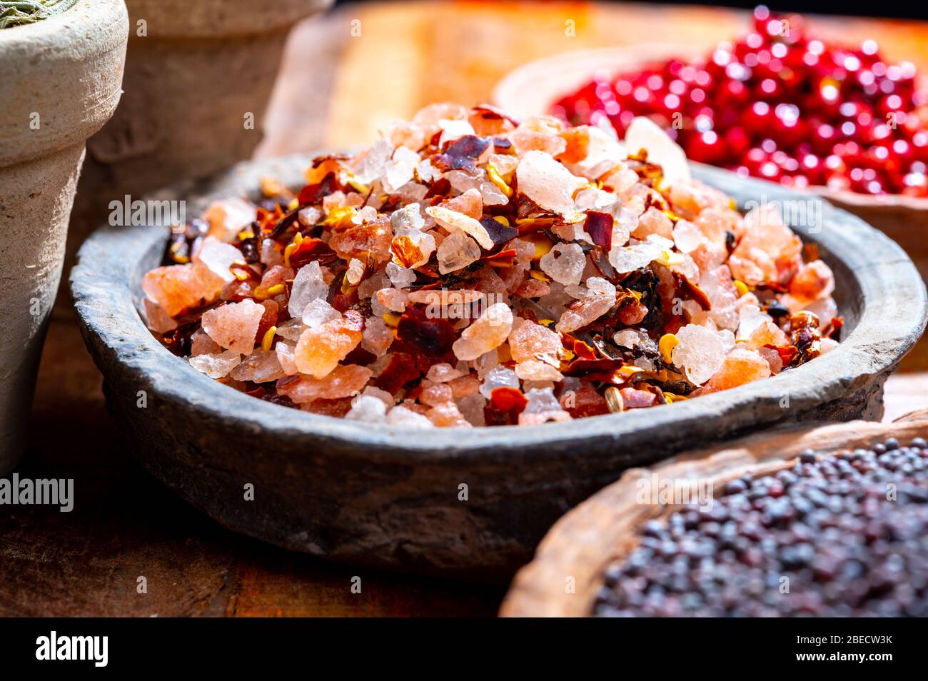 Collection d'épices indiennes, sel de mer et de roche mélangé avec des piments rouges chauds et une autre épices dans des bols en argile près Banque D'Images