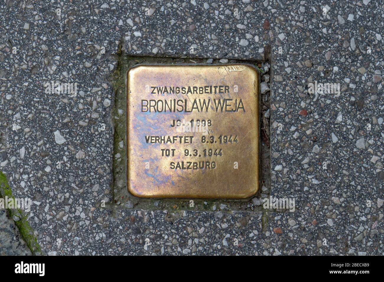 Marqueur en bronze de la pierre tumblante dans le pavé pour Bronislaw Weja à Salzbourg, Autriche. Banque D'Images