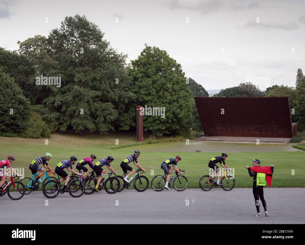 Les cyclistes se sont pris en action tout en participant à une course Critérium au parc Crystal Palace. Banque D'Images