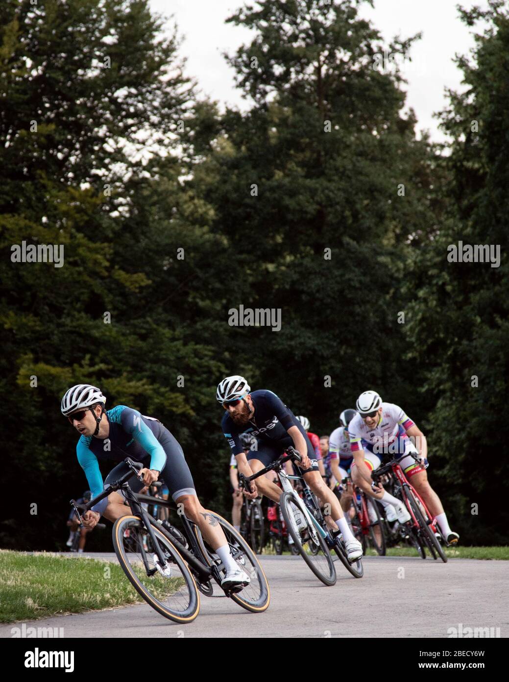 Les cyclistes se sont pris en action tout en participant à une course Critérium au parc Crystal Palace. Banque D'Images