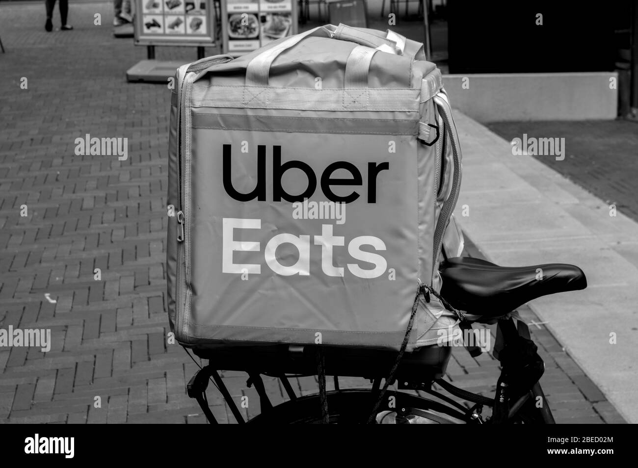 Uber eats courier Banque d'images noir et blanc - Alamy