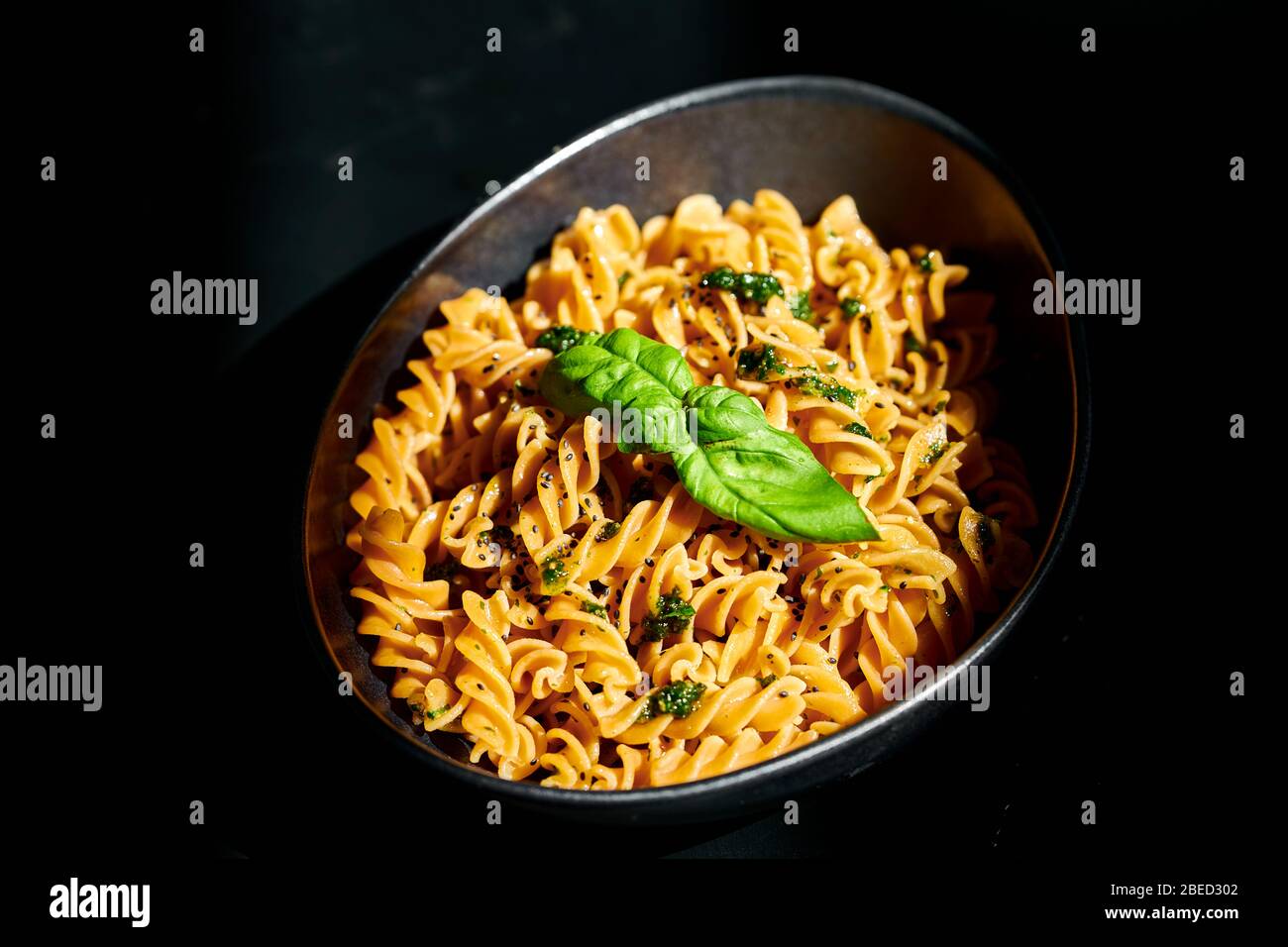 Pâtes italiennes, fusilli de pois chiches, pesto d'ail sauvage, huile d'olive et feuilles de basilic frais Banque D'Images