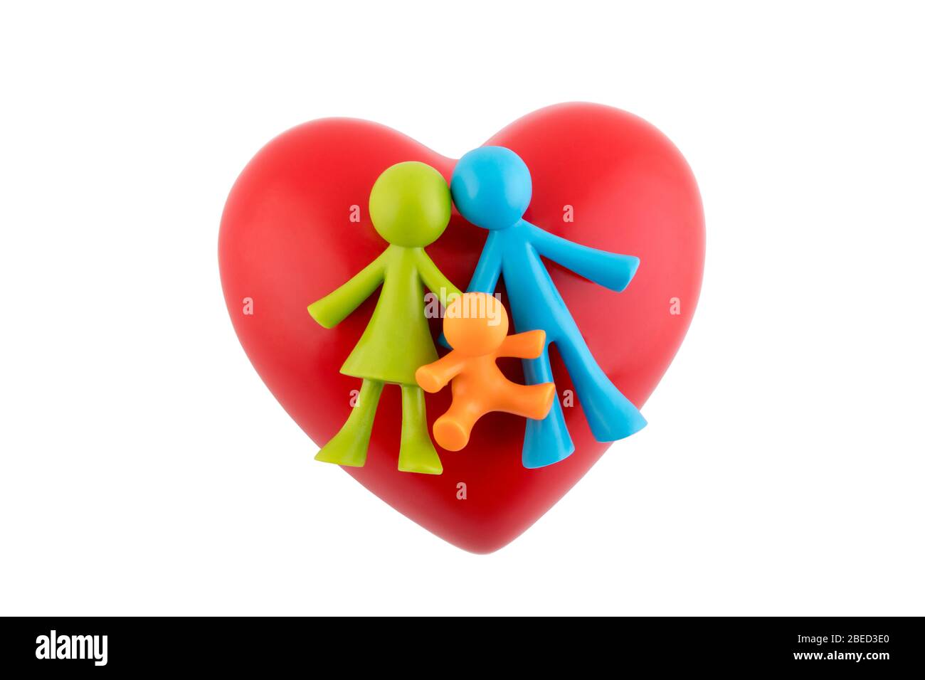 Figurines colorées de famille avec coeur rouge sur fond blanc avec chemin de découpe Banque D'Images