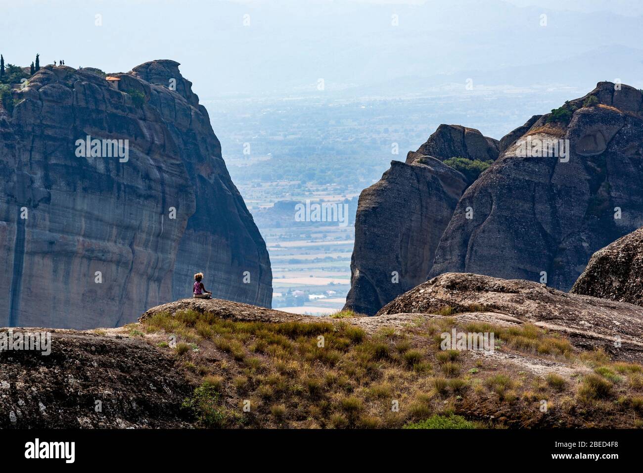 Meteora, formation rocheuse bien connue en Grèce centrale, complexe de monastères orthodoxes de l'est, fille solitaire sur les rochers, Balkans Banque D'Images