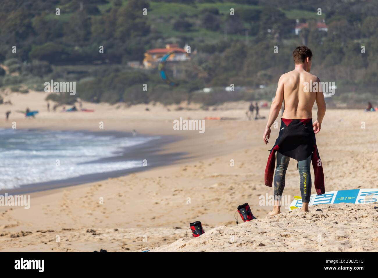 Tarifa, Espagne. 3 février 2020. Kitesurfer se préparant à aller à l'eau près de la plage venteuse de Bolonia Banque D'Images