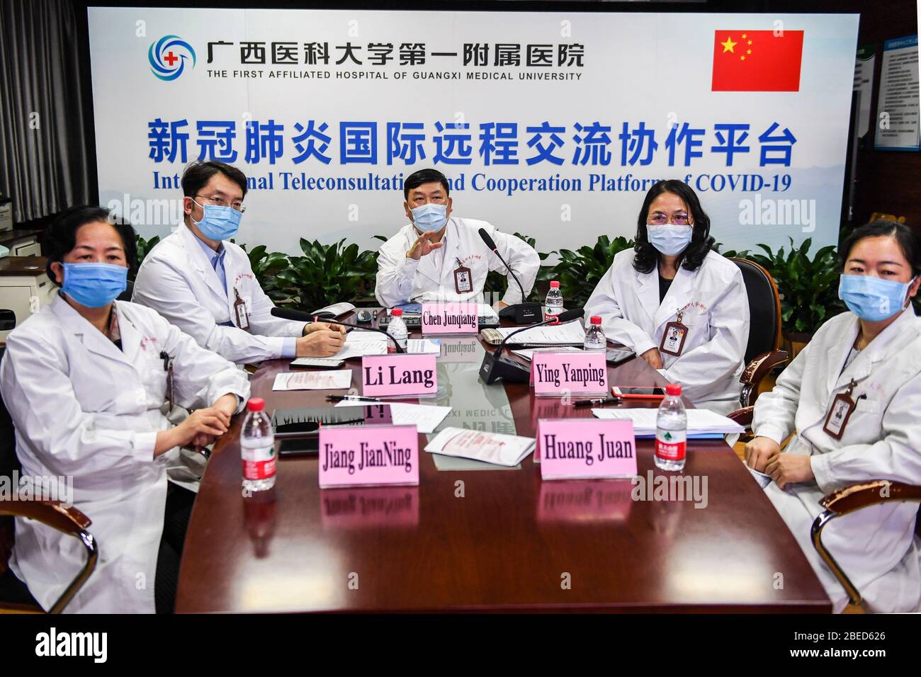 Nanning, la région autonome chinoise de Guangxi Zhuang. 13 avril 2020. Des experts du premier hôpital affilié de l'Université médicale de Guangxi assistent à une conférence vidéo avec le personnel médical du Népal pour partager leur expérience dans la lutte contre la COVID-19 dans la ville de Nanning, dans la région autonome de Guangxi Zhuang, en Chine méridionale, le 13 avril 2020. Crédit: CAO Yiming/Xinhua/Alay Live News Banque D'Images