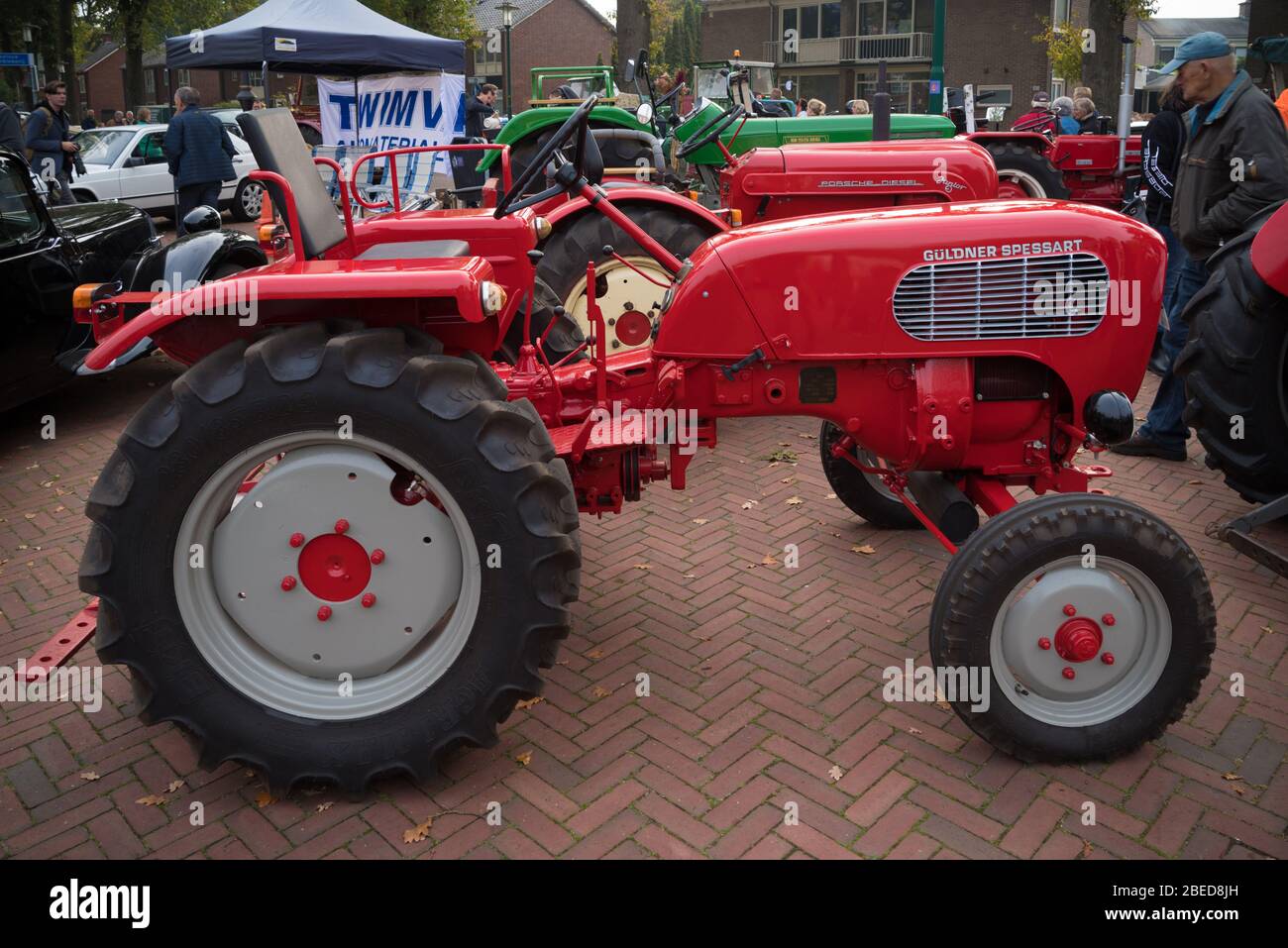 USSELO, PAYS-BAS - 21 OCTOBRE 2018 : tracteurs rouges d'époque lors d'une réunion pour voitures classiques Banque D'Images