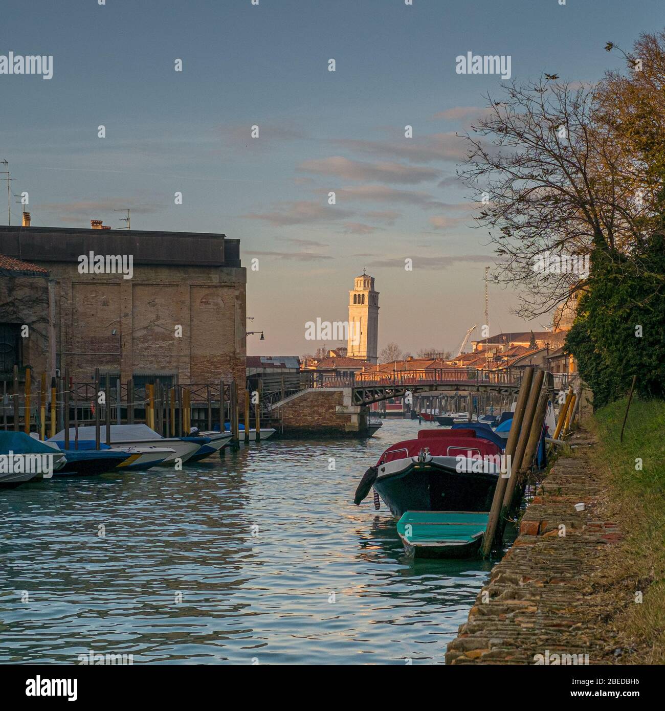 Aperçu de Venise avec vue sur le clocher de la basilique de San Pietro di Castello. Venise, Vénétie, Italie. Banque D'Images