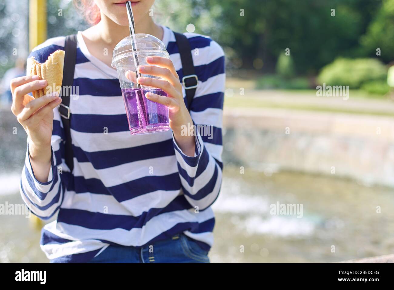 Nourriture De Rue Jeune Fille Qui Mange Sandwich Et Boire Boire Boire De Verre Avec Paille Photo Stock Alamy