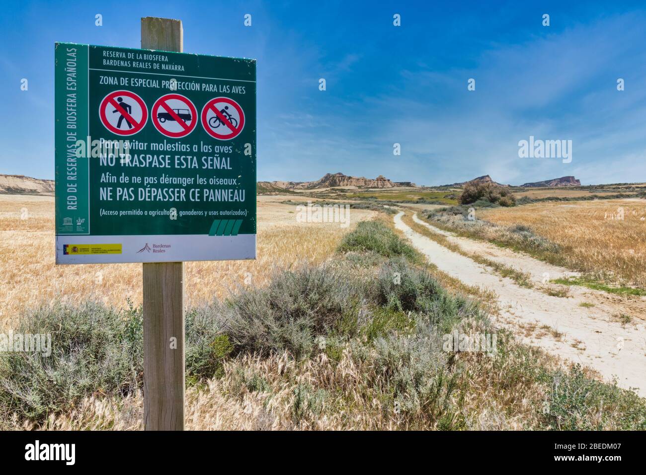 Paysage typique de Bardenas Reales de Navarra, province de Pampelune, Navarre, Espagne. Le panneau interdit les personnes et les véhicules (sauf les agriculteurs, etc.) de faire des appels d'offres Banque D'Images