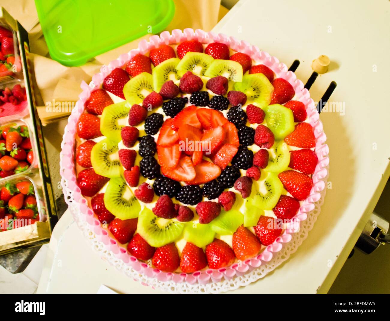 La Vraie Patisserie Desserts Patisseries Et Gateaux Prepares Dans Le Laboratoire Artisanal Gateau Aux Fruits Frais Photo Stock Alamy