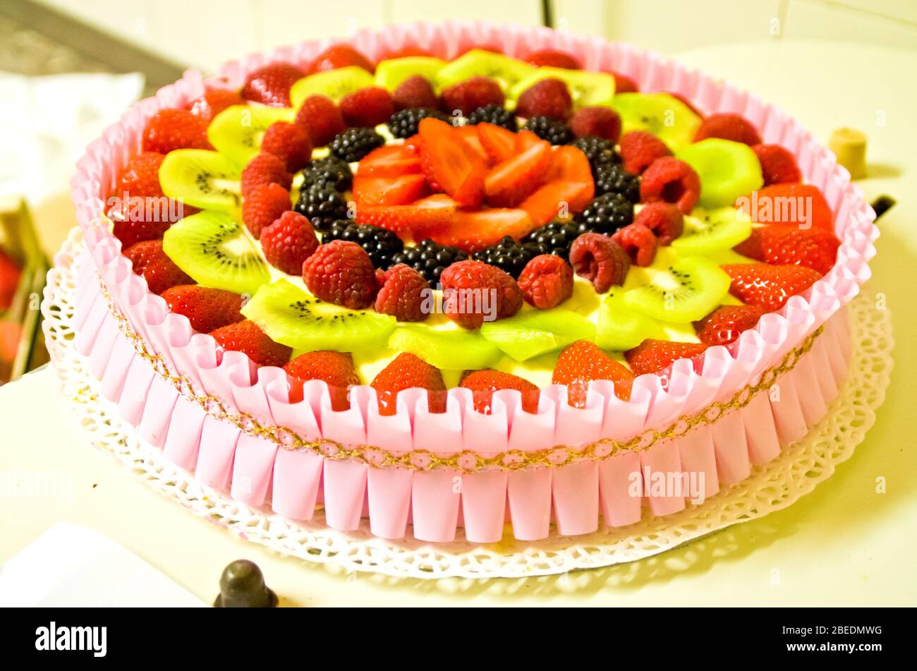 La Vraie Patisserie Desserts Patisseries Et Gateaux Prepares Dans Le Laboratoire Artisanal Gateau Aux Fruits Frais Photo Stock Alamy