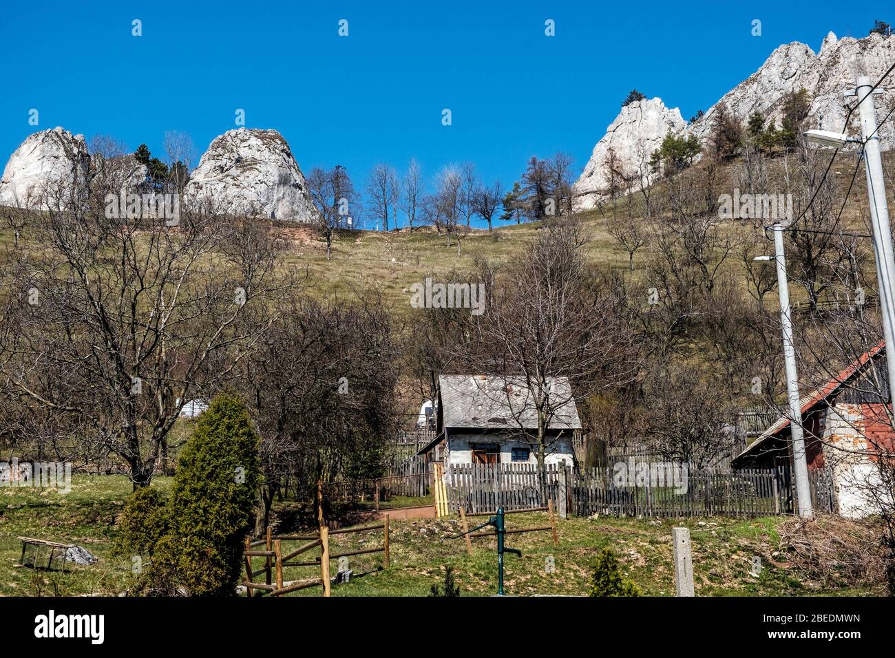 Rochers de Vrsatske et village de Vrsatecke Podhradie, montagnes de Carpates blanches en république slovaque. Scène naturelle saisonnière. Thème de randonnée. Banque D'Images