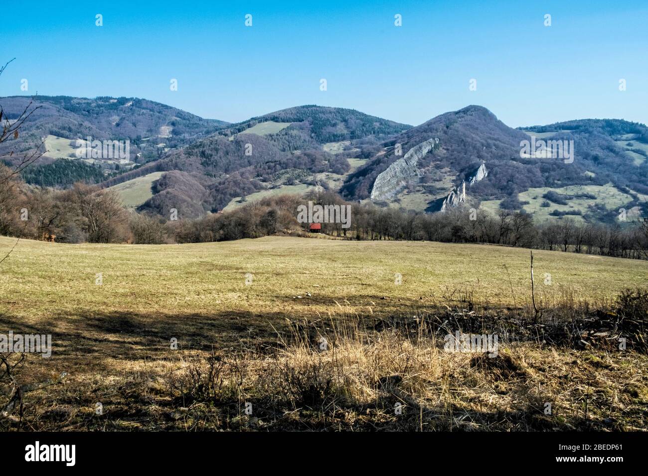 Rochers de Vrsatske, montagnes de Carpates blanches en république slovaque. Scène naturelle saisonnière. Thème de randonnée. Banque D'Images
