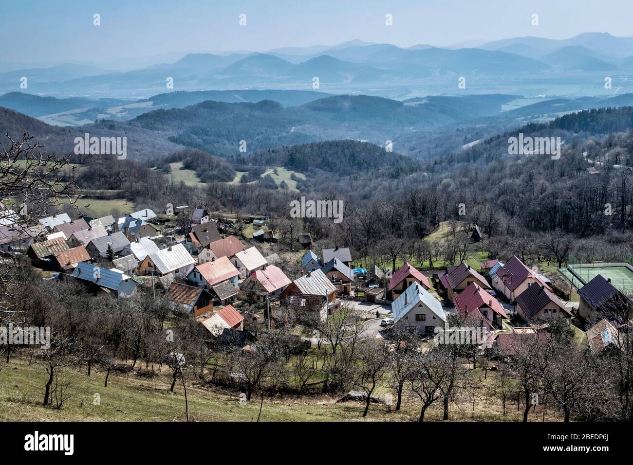 Vrsatske Podhradie village, montagnes de Carpates blanches en république slovaque. Destination de voyage. Banque D'Images