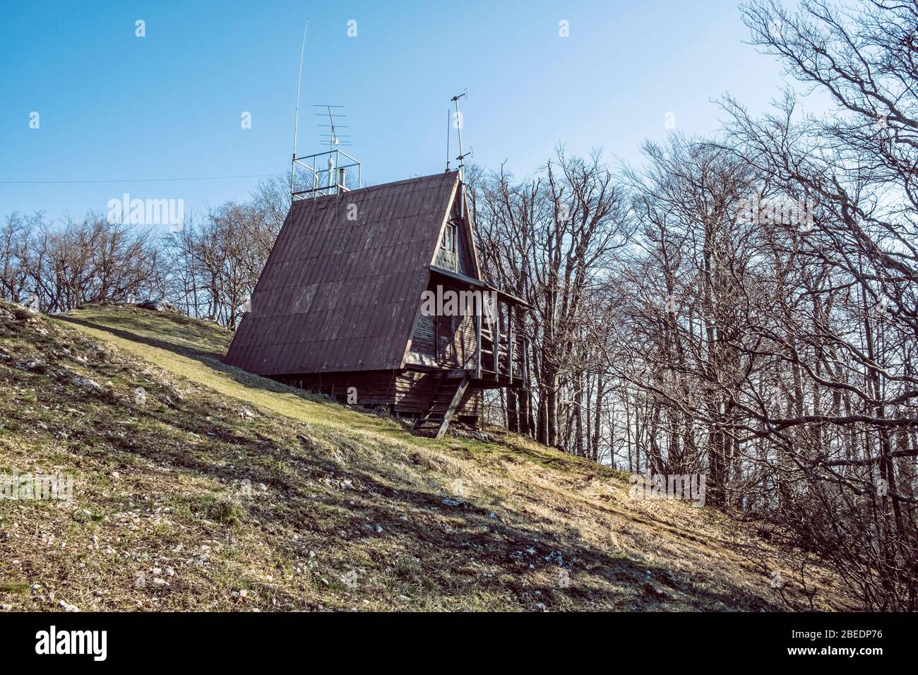 Chalet en bois, colline de Chmelova, rochers de Vrsatske, montagnes de Carpates blanches, république slovaque. Thème de randonnée. Banque D'Images