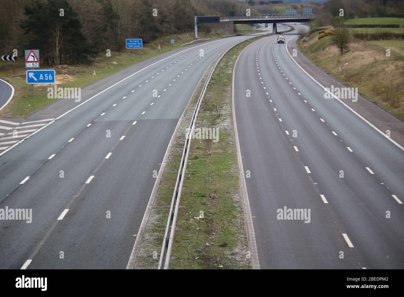 Autoroute M56 vide pendant l'épidémie de Coronavirus Banque D'Images