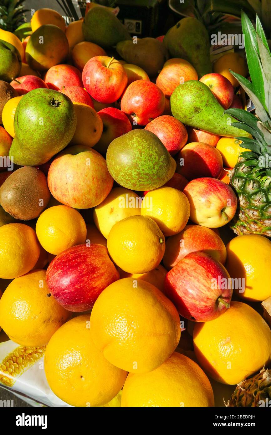 Exposition aux fruits colorée, marché de la rue de Paris Banque D'Images