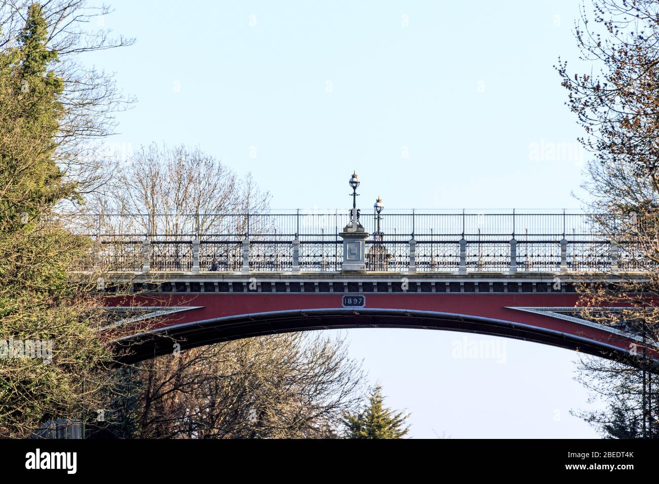 Le pont de l'archway, souvent connu sous le nom de « pont des suicicides », transportant Hornsey Lane sur Archway Road, Londres, Royaume-Uni, avec les nouvelles rampes de prévention du suicide Banque D'Images