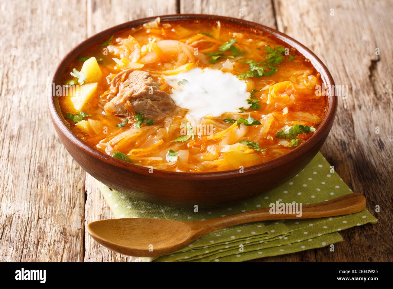 Soupe russe savoureuse avec soupe de choucroute au chou, gros plan dans un bol sur la table. Horizontal Banque D'Images