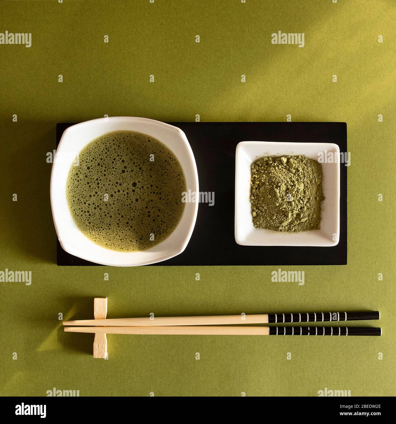 Thé en poudre et matcha sur fond vert Banque D'Images