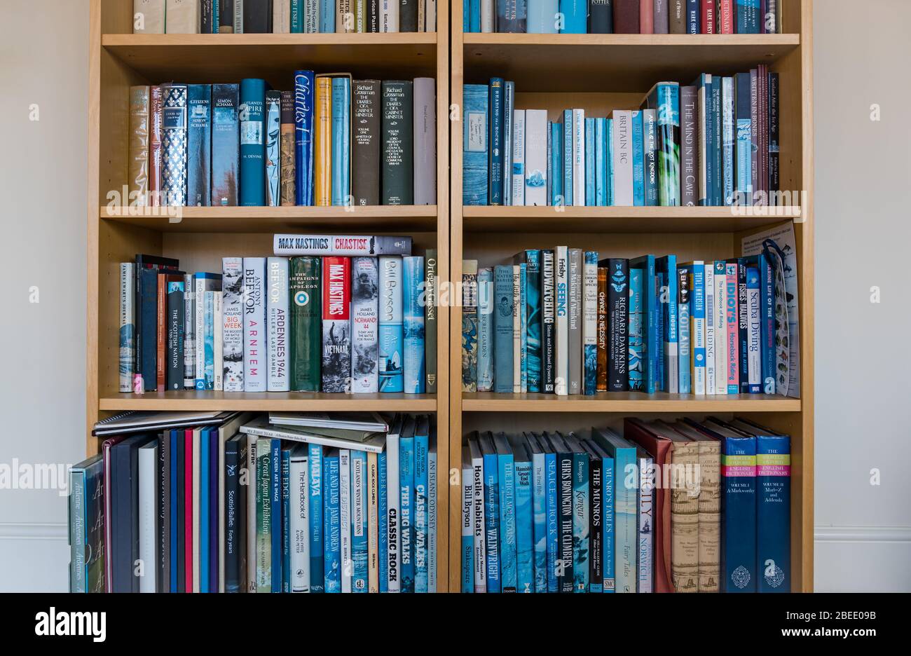 Librairies pleines de livres dans une maison; fiction, non-fiction, livres d'histoire, dictionnaires, livres de randonnée sur les collines, Royaume-Uni Banque D'Images