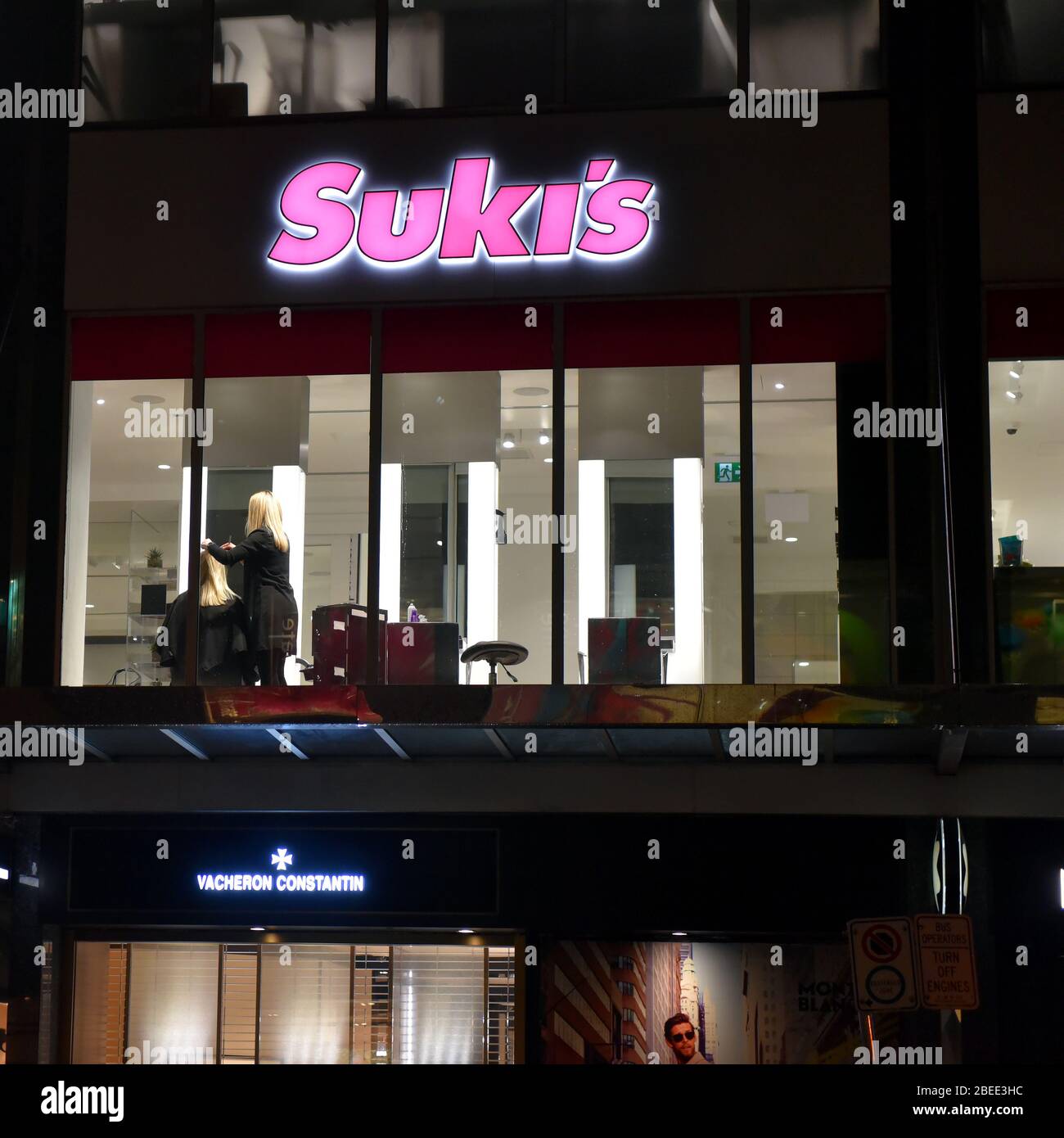 Vancouver, Canada - 4 mars 2020 : salon de coiffure de Suki au deuxième étage de l'édifice Burrard, au centre-ville de Vancouver, la nuit. Il a été fondé en 19 Banque D'Images