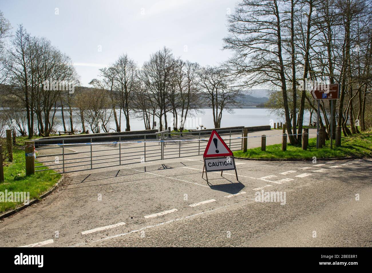 Cumbernauld, Royaume-Uni. 13 avril 2019. Photo: Les points d'accès touristiques de beauté entourant le pittoresque Loch Venachar près de la ville de Callander, se trouve vide car les parkings sont fermés avec des rues pendant le Coronavirus (COVID-19) se bloquant à un lumineux et ensoleillé printemps Bank vacances lundi de Pâques. En raison du verrouillage du Coronavirus (COVID-19) imposé par les gouvernements britannique et écossais, la police a fait respecter le verrouillage et les gens ont pris l'avertissement au sérieux, tous les points d'accès touristiques et de beauté étant cordonés avec des barrages routiers. Crédit : Colin Fisher/Alay Live News Banque D'Images