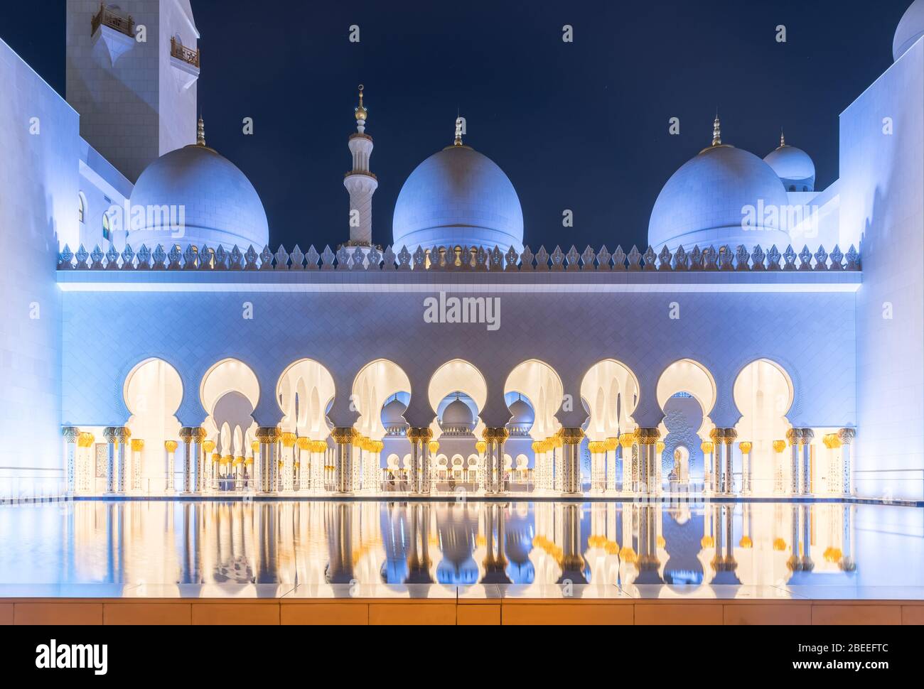 ABU DHABI, Émirats arabes Unis - 17 NOVEMBRE : vue du soir sur la Grande Mosquée Sheikh Zayed le 17 novembre 2019 à Abu Dhabi, Emirats arabes Unis. Le célèbre Cheikh Zayed Banque D'Images