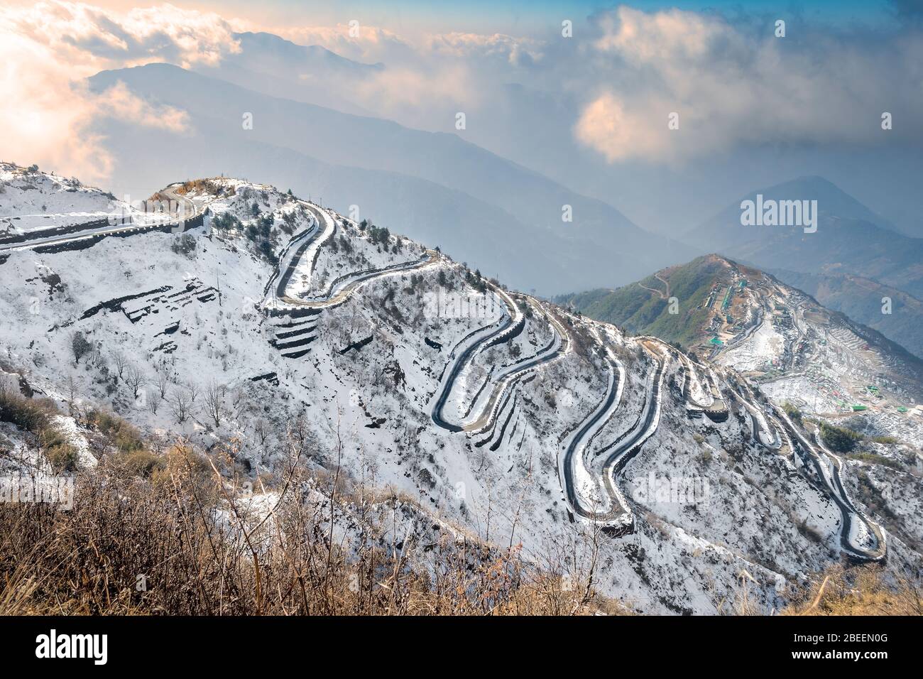 Célèbre route de montagne Zigzag himalayan de Zuluk, recouverte de neige avec espace de copie Banque D'Images