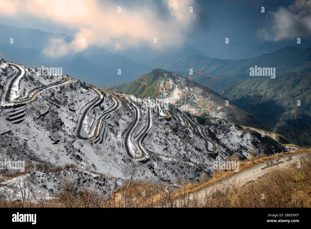 Célèbre route de montagne Zigzag himalayan de Zuluk, recouverte de neige avec espace de copie Banque D'Images