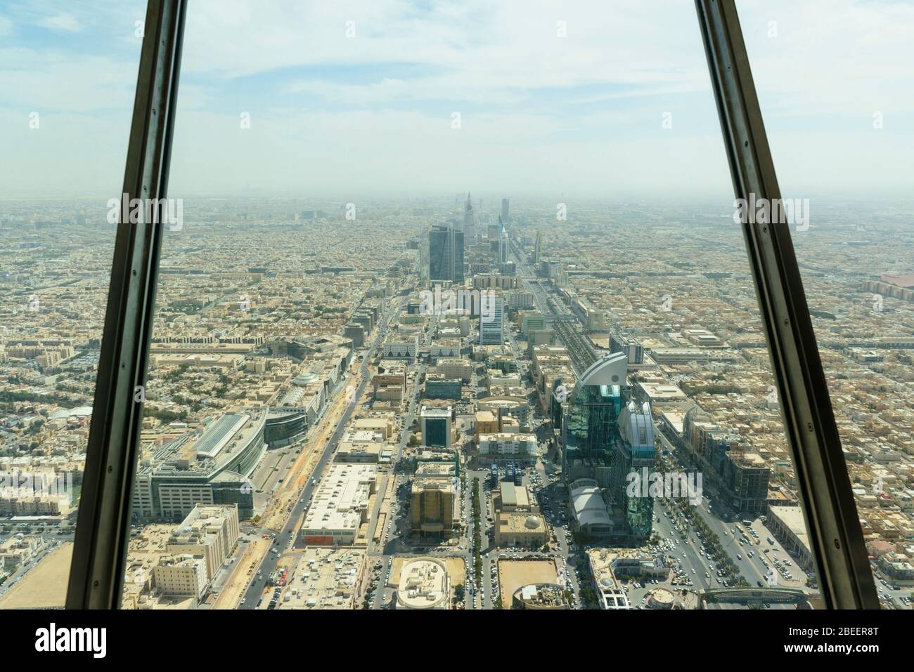 Riyad, Arabie Saoudite.La tour KingdomTower / Centre.Vue aérienne de la ville de Riyad depuis le pont aérien. Banque D'Images