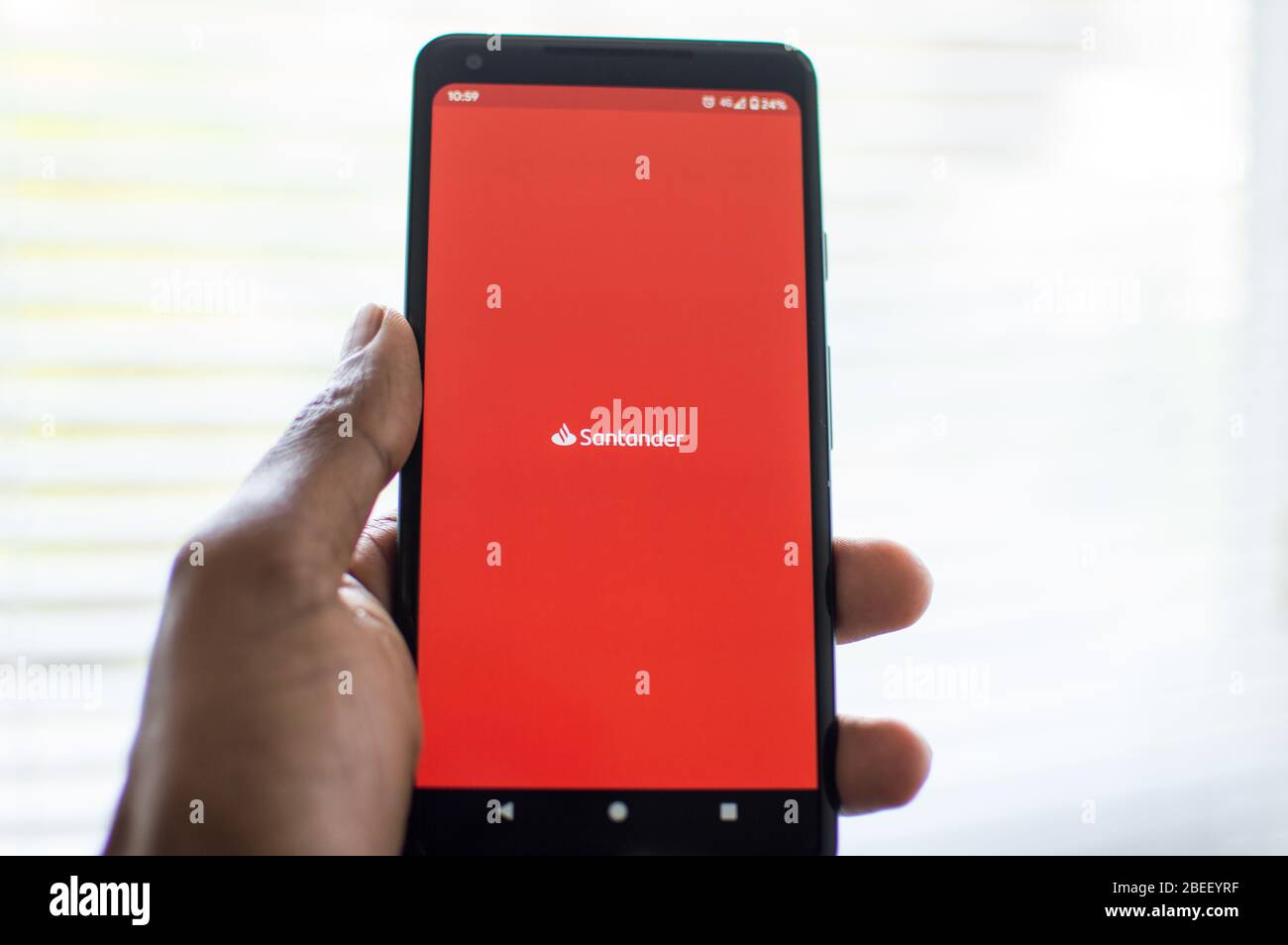 Chargement de l'application Santander sur un téléphone Banque D'Images