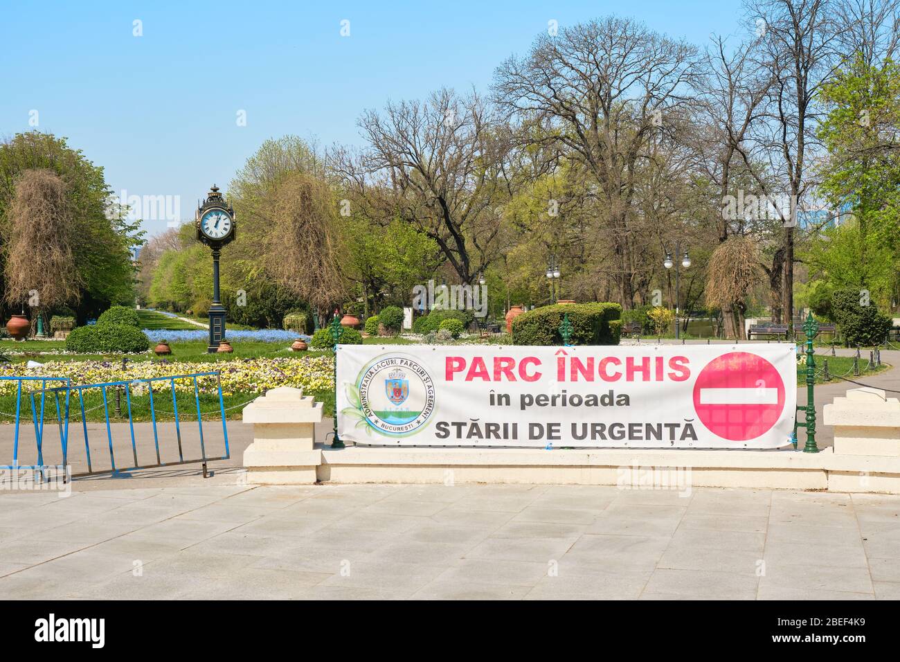 Bucarest, Roumanie - 10 avril 2020: L'entrée du parc Cismigiu est fermée avec un panneau d'arrêt indiquant "parc fermé en état d'urgence", une partie des gouvernmen Banque D'Images