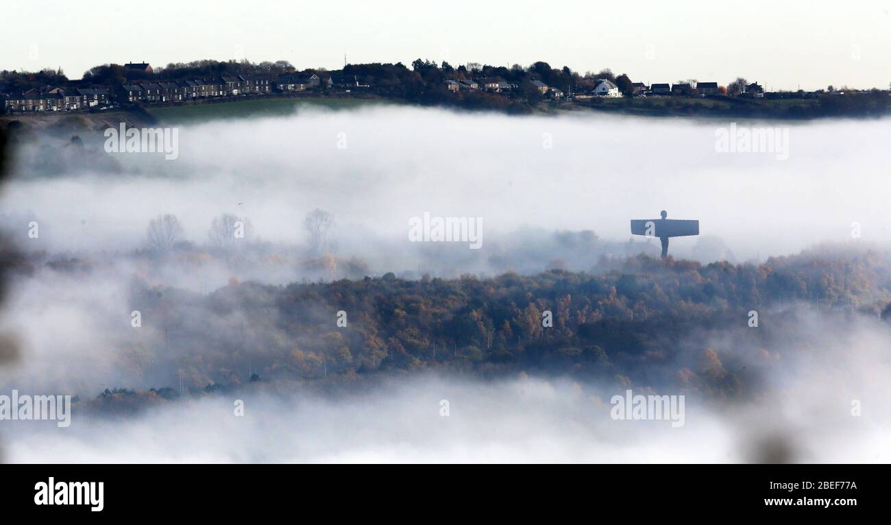 L'Ange du Nord est assis dans la brume pendant une matinée croustillante à Gateshead, en Angleterre Banque D'Images