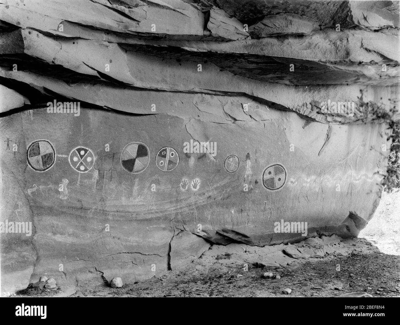 Pictogrammes indiens Havasupai sur les rochers du Canyon Havasu sur le sentier Topocolya, Grand Canyon, vers 1900-1930 Banque D'Images