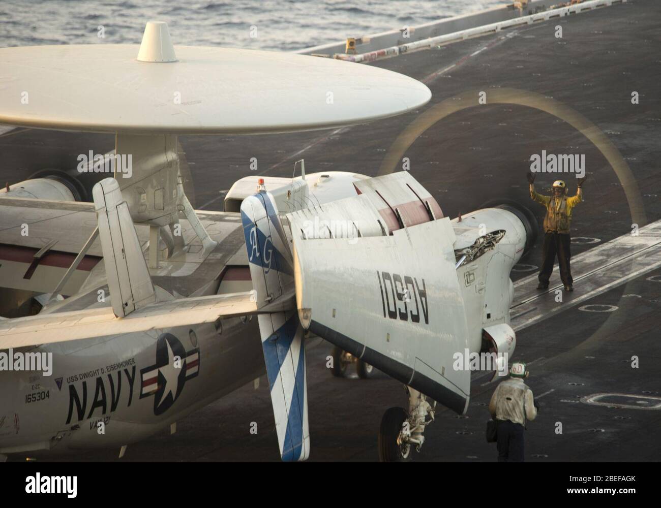 Hawkeye se déplace sur une catapulte à bord de l'USS Dwight D. Eisenhower. Banque D'Images