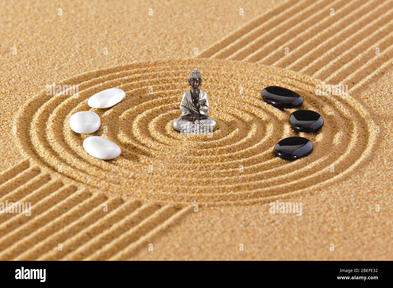 Jardin japonais ZEN avec pierre dans du sable texturé Banque D'Images